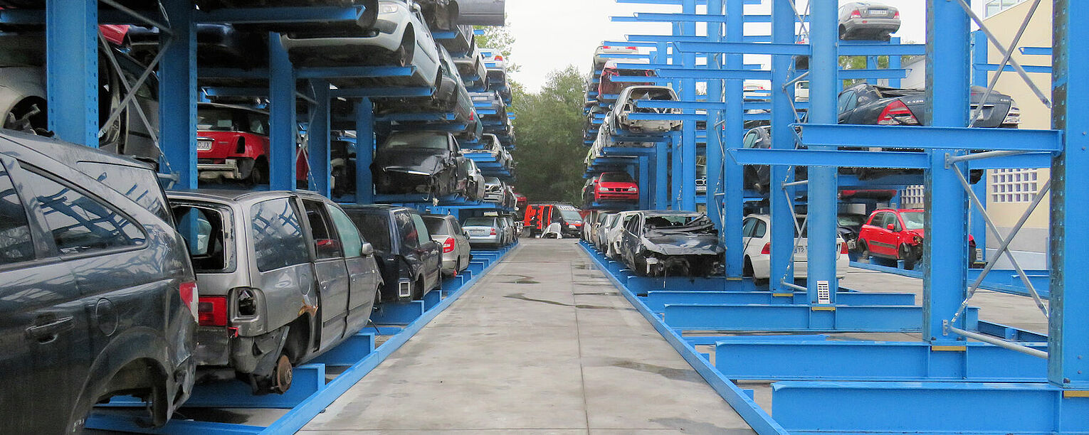 [Translate "Spain"] Cantilever racking Car dismantler