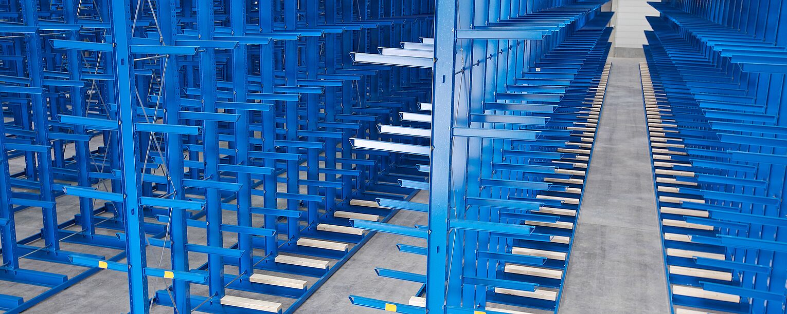[Translate "Spain"] Cantilever racking for narrow aisle
