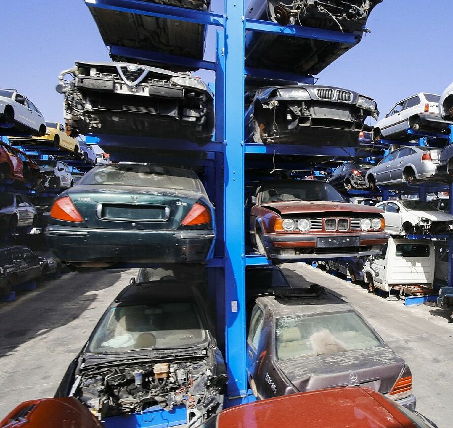 [Translate "Spain"] Cantilever racking Car dismantler