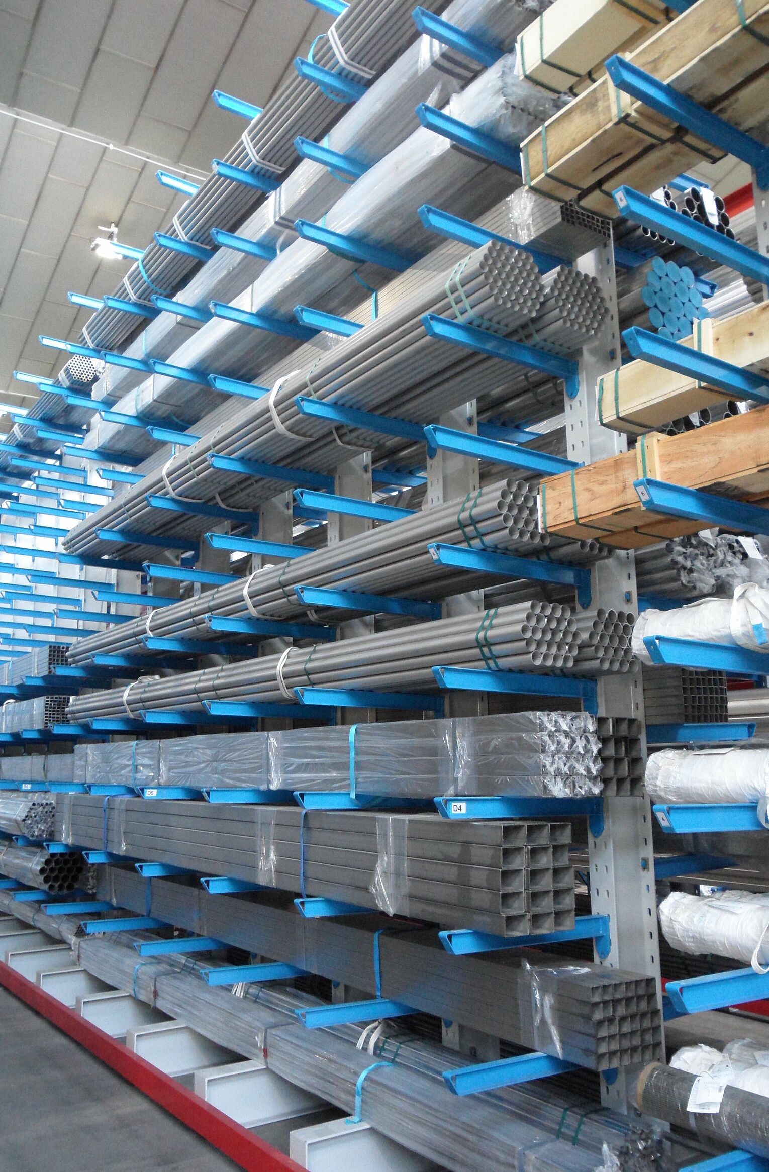 [Translate "Spain"] Cantilever racking metal trade