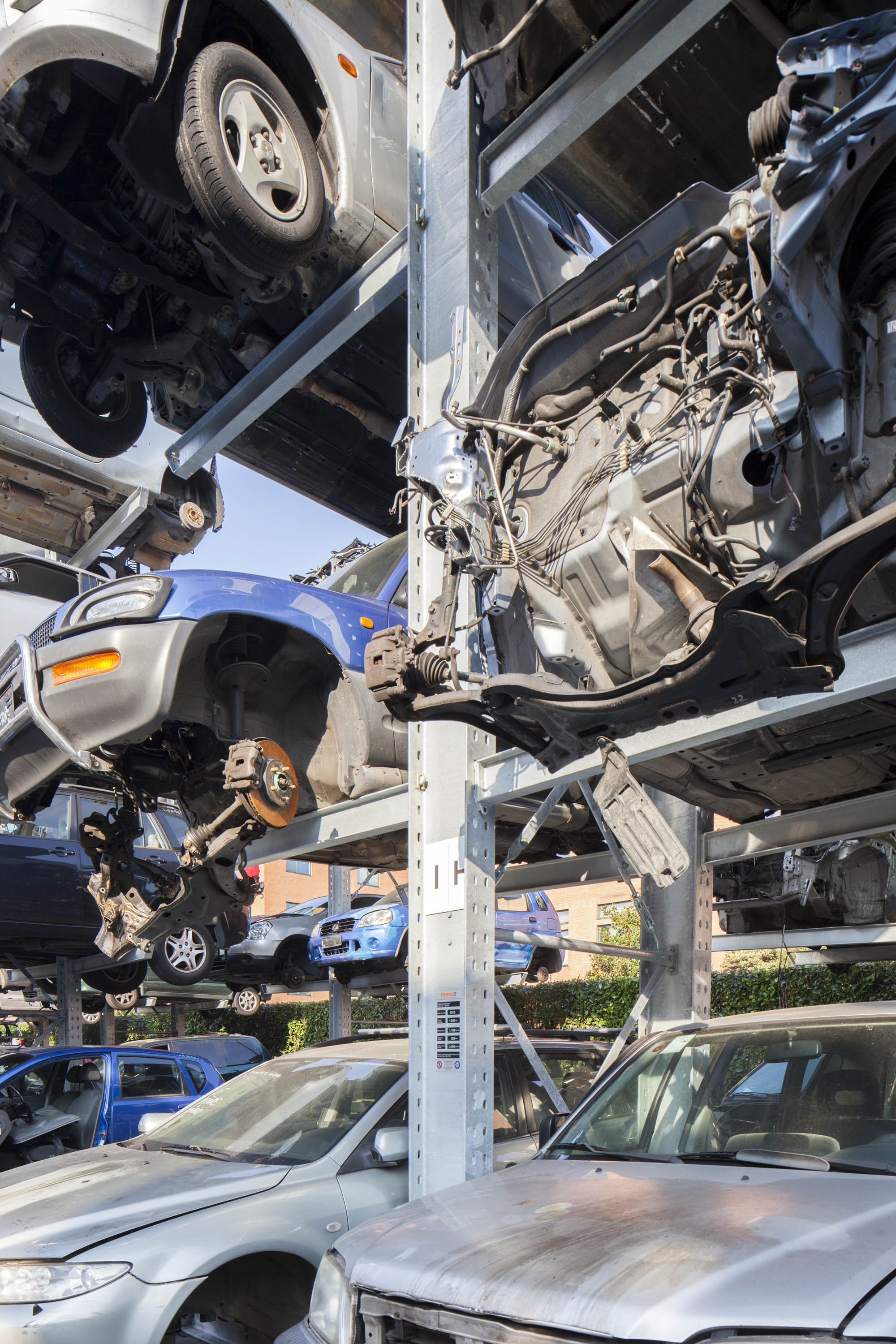 [Translate "Spain"] Cantilever racking Car dismantler