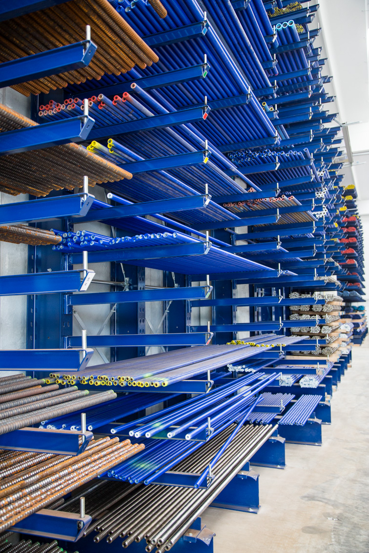 [Translate "Spain"] Cantilever racking Industry solution