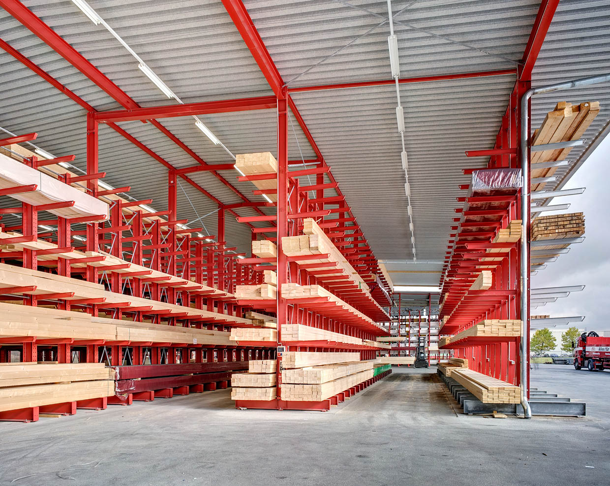 [Translate "Spain"] Rack-clad warehouse Cantilever racking